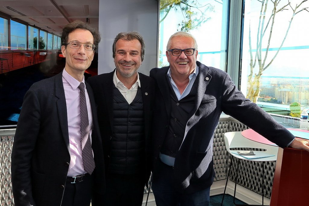Jean-Luc Chauvin entouré de Jean-Daniel Beurnier et Paul Chaffard lors de la visite du Sky Center (Photo Robert Poulain)