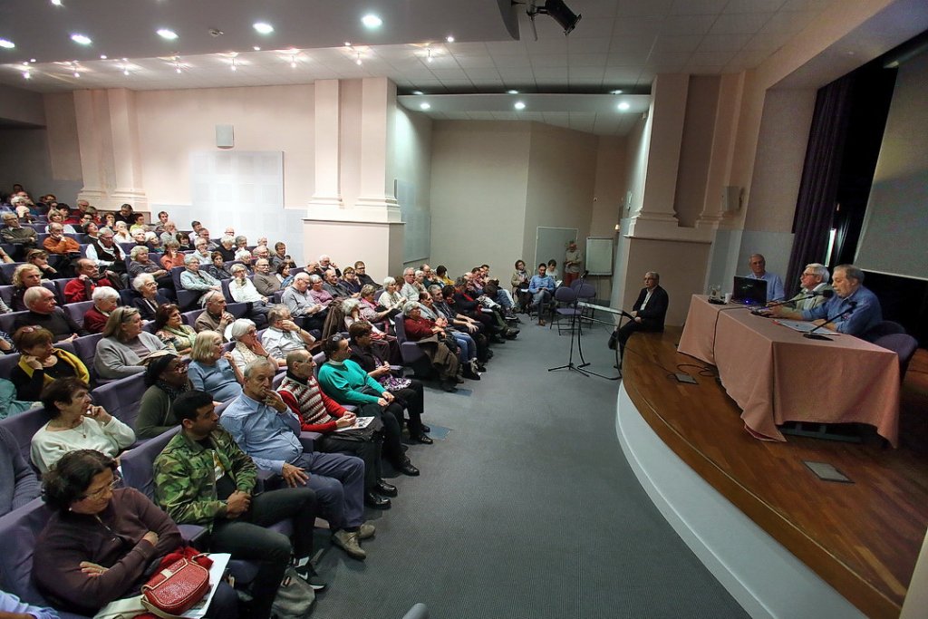 Un public venu en nombre pour une présentation de la situation de la pauvreté à Marseille (Photo Robert Poulain)