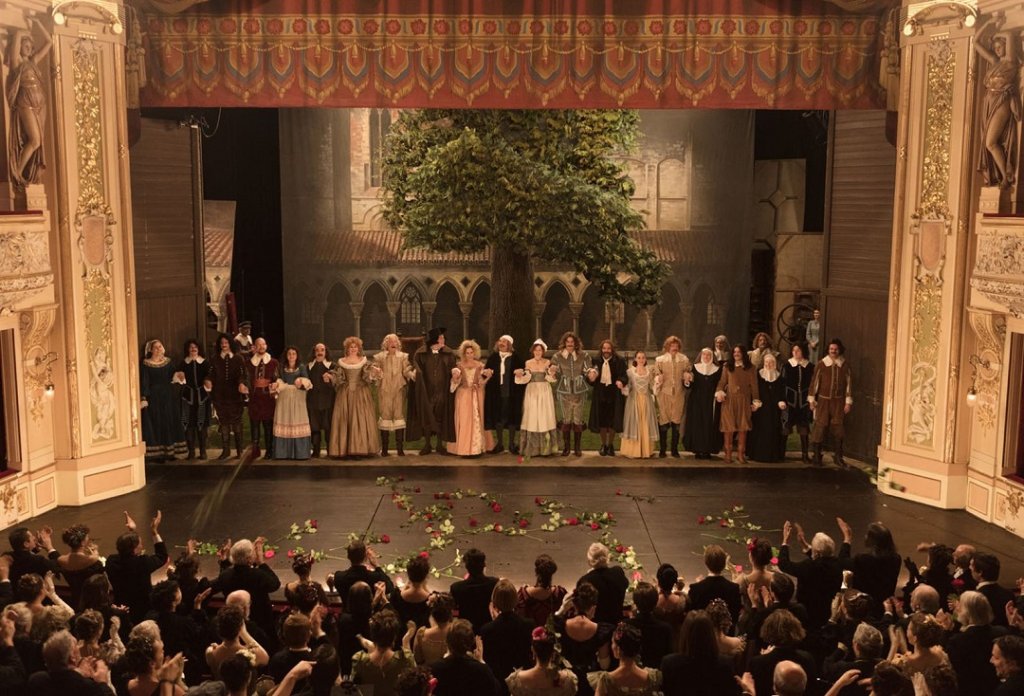 Théâtre dans le film les acteurs d’"Edmond "saluant à la fin de la création de "Cyrano". Copyright Legende Films - Ezra- Gaumont