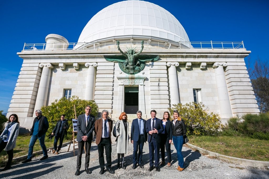 Christian Estrosi entouré d'élus et membre de l'OCA devant bâtiment "Le Grand Equatorial" de l’Observatoire de la Côte d’Azur (Photo D.R.)