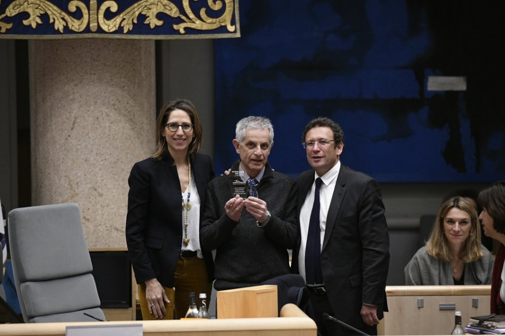 Maud Fontenoy a remis à Jean-Pierre Gastaud, membre de l’Union des Ports de plaisance et responsable du port de Bormes-les-Mimosas le label premier port européen certifié 