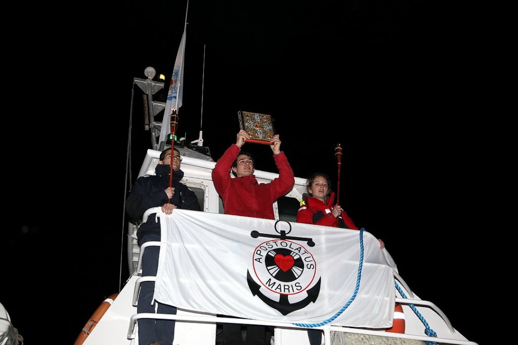 L’arrivée de l’Évangile par la mer transporté en bateau par les étudiants de la Marine Marchande (Photo Robert Poulain)