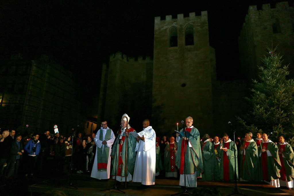Sur le parvis de l'abbaye de Saint-Victor, Mgr Pontier a procédé à la bénédiction de la Ville, de la mer (Photo Robert Poulain)