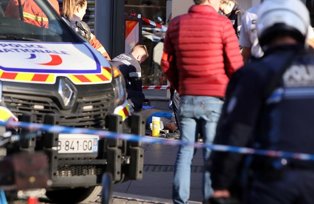 Une des victimes prise en charge par les marins-pompiers devant le Monoprix de la Canebière (Photo Robert Poulain)