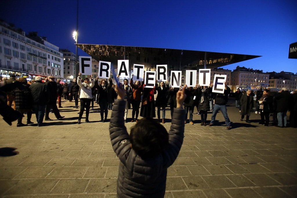 Marseille sous l'Ombrière du Vieux-Port a brandi son choix de la fraternité (Photo Robert Poulain)