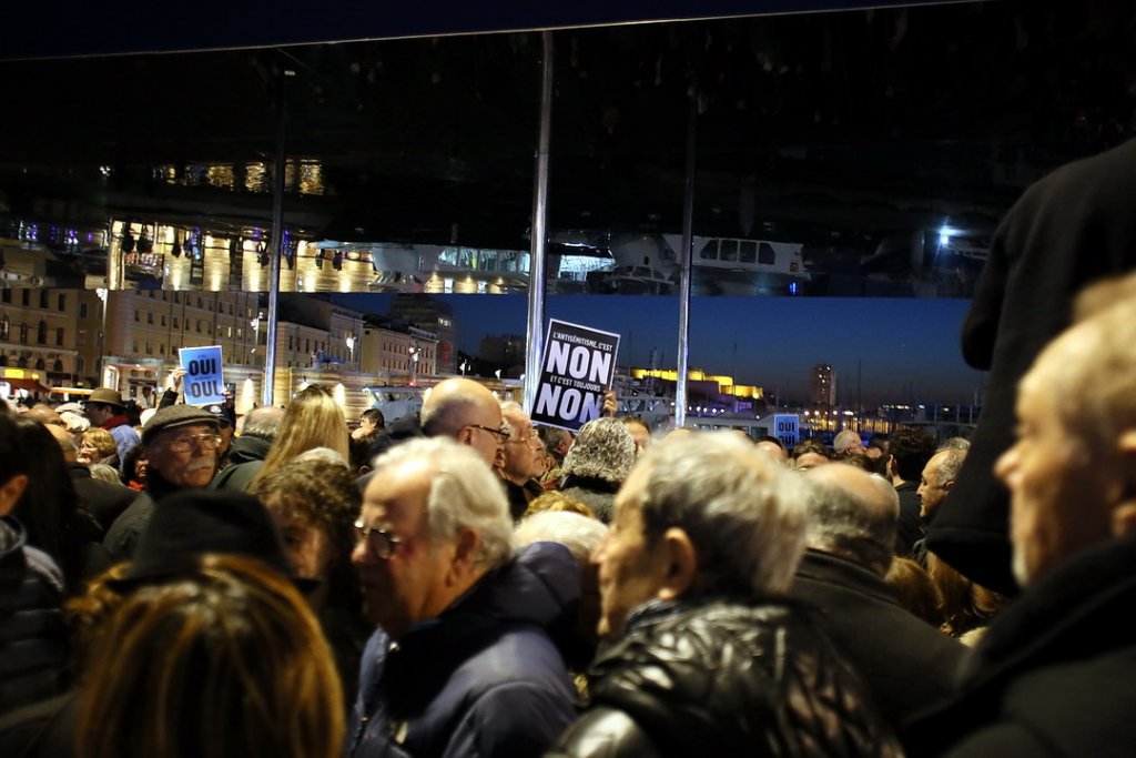 Plusieurs milliers de personnes étaient réunis sous l'Ombrière du Vieux-Port (Photo Robert Poulain)
