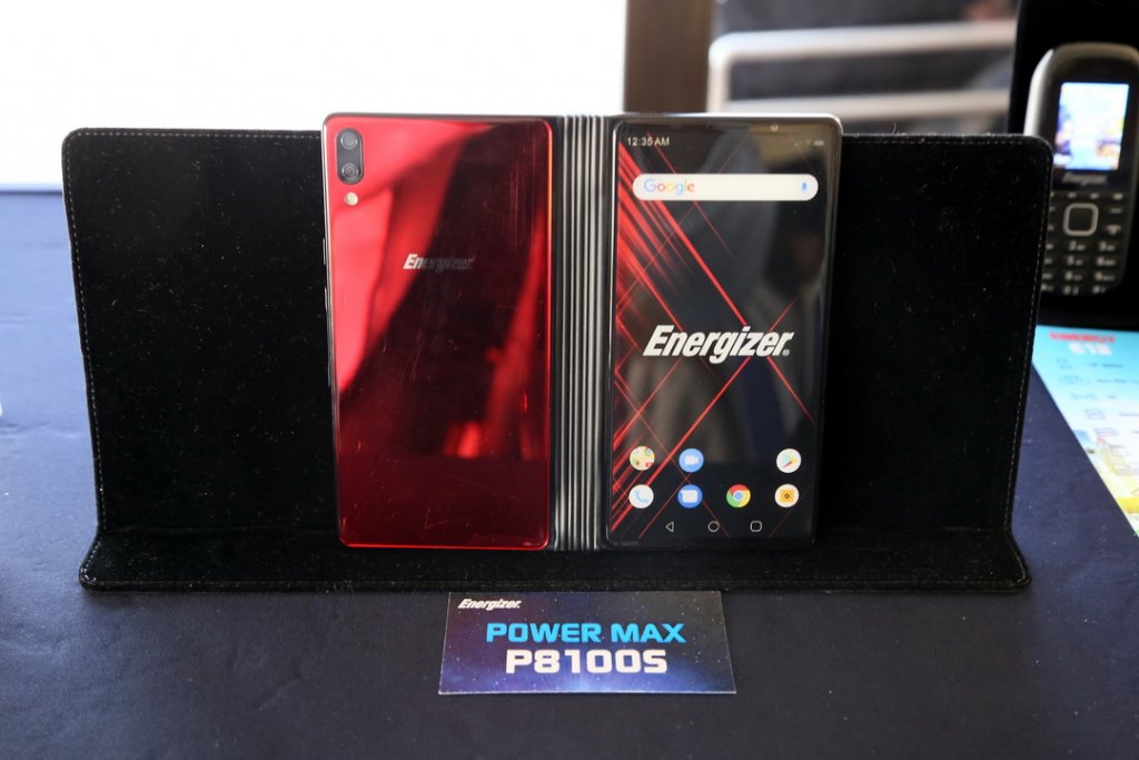 Ce smartphone est pliable et dispose de trois caméras et une batterie de 10 000 mAh (Photo Robert Poulain)