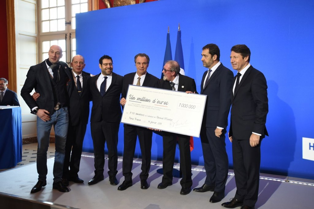 Remise symbolique du chèque par Renaud Muselier en présence de Christophe Castaner, Christian Estrosi, du général David Galtier (Photo Jean-Pierre Garufi)