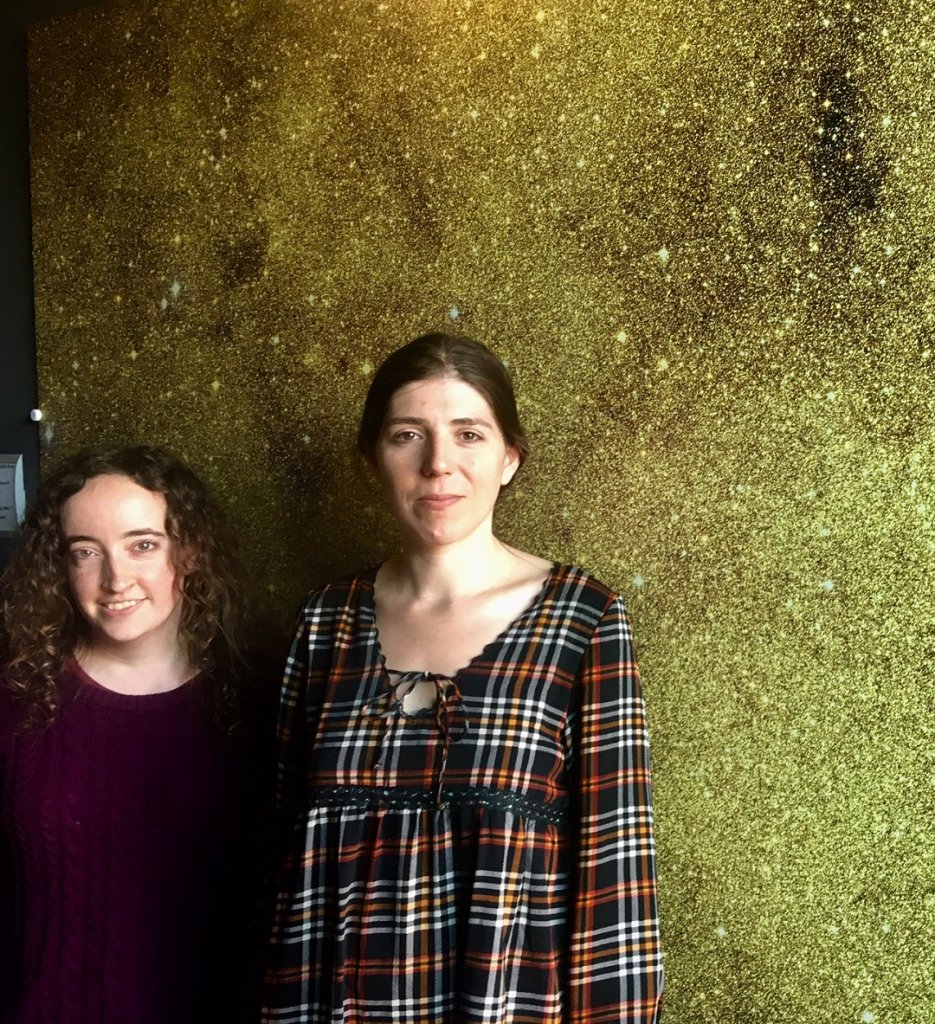 Melissa Hobson et Isabelle Boisse devant une photo prise par le CFHT en direction du Centre de la Galaxie  © LAM