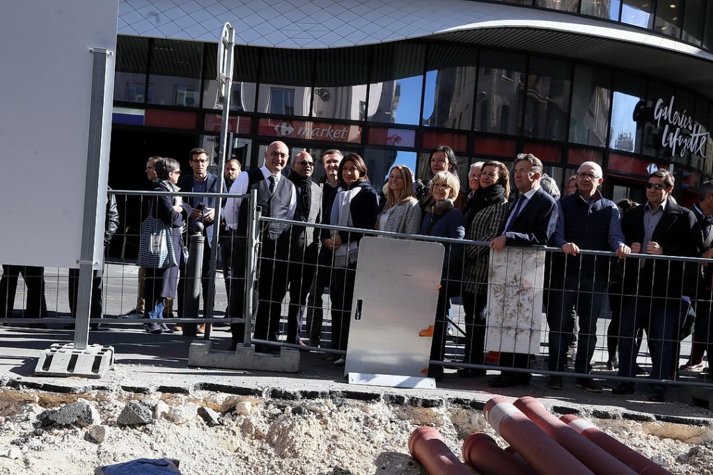 Martine Vassal entourée d'élus, d'habitants et de commerçants a visité les chantiers en cours dans le centre-ville de Marseille (Photo Robert Poulain)