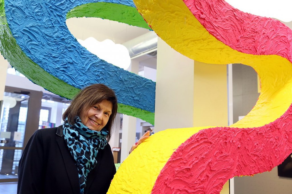 Dorothée Selz devant les sculptures réalisée spécialement pour le musée Regards de Provence et qui ont accueilli les « bouchées » gourmandes servies le soir du vernissage. Photo Robert Poulain.