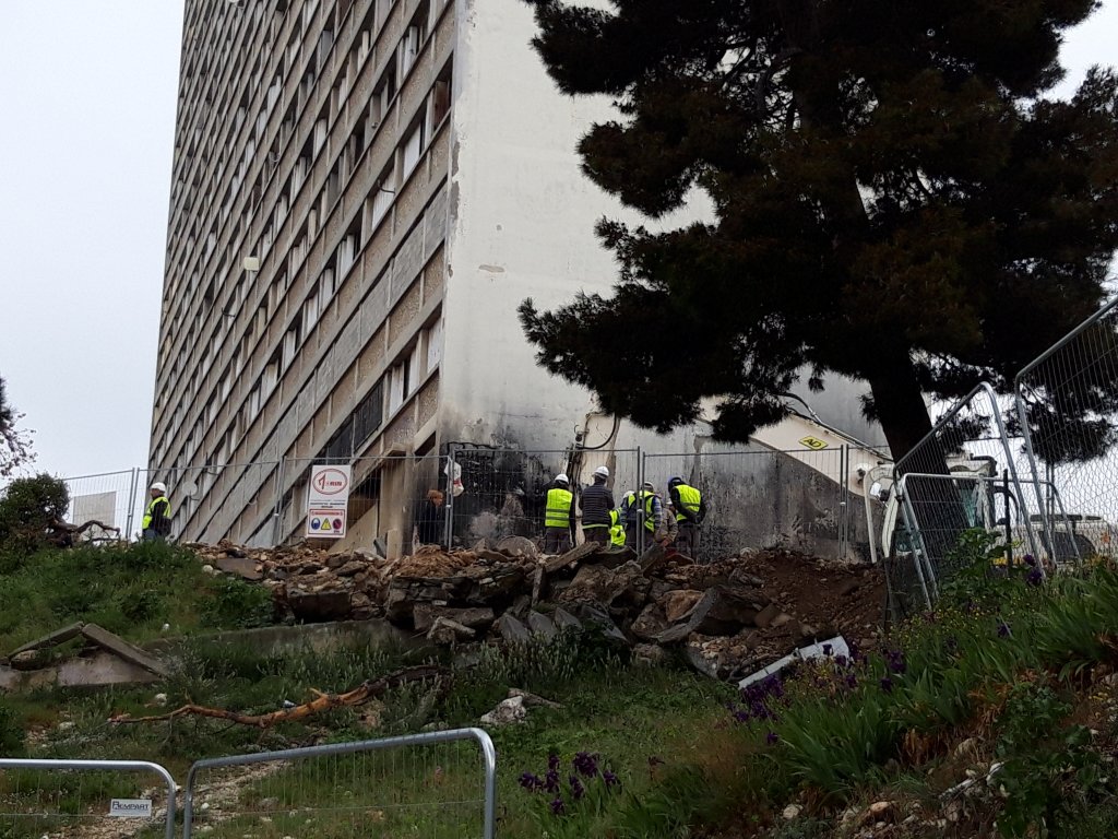Tour B du parc Kallisté qui est en train d'être vidée et désamiantée avant sa démolition (Photo Mireille Bianciotto)