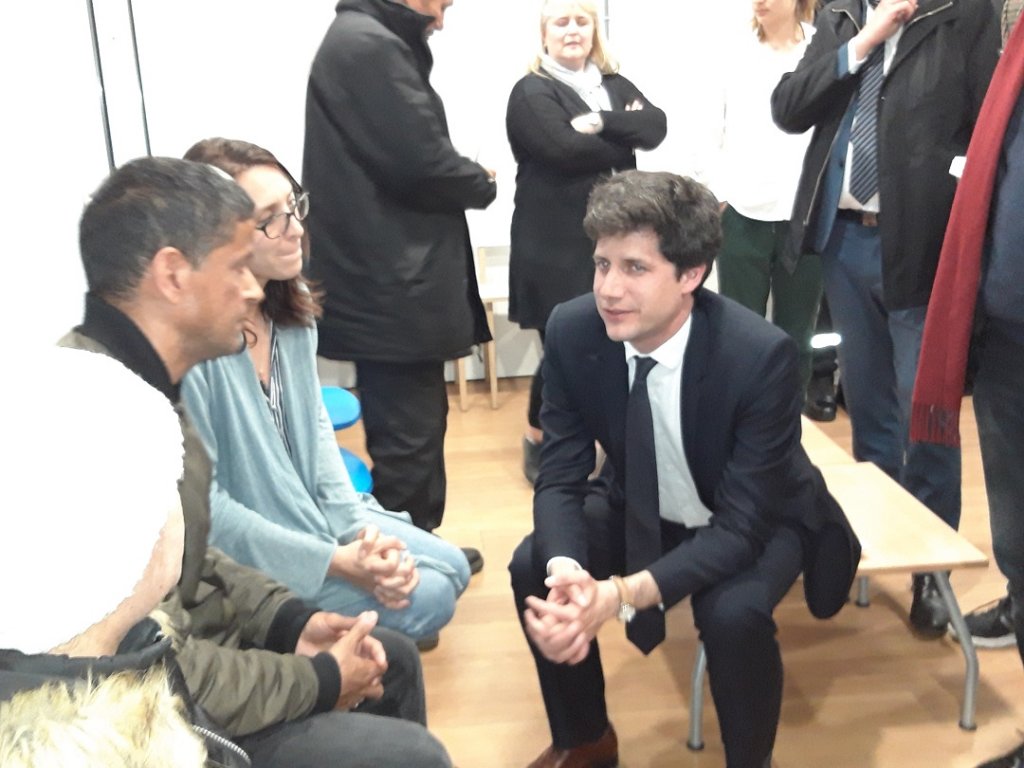 Julien Denormandie auprès d'un couple de délogés accompagné d'un travailleur social (Photo Mireille Bianciotto) Julien Denormandie auprès d'un couple de délogés accompagné d'un travailleur social (Photo Mireille Bianciotto)