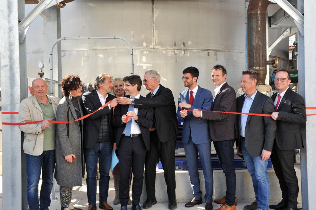 Frédéric Ramé, Président d'Alteo et Roger Meï, maire de Gardanne ont coupé le ruban inaugural de 2 nouvelles unités de l'usine aux côtés notamment de Jean-Luc Chauvin président de la CCIMP, du député écologiste François-Michel Lambert et de Didier Réaul, président du Parc des Calanques (Photo Robert Terzian)