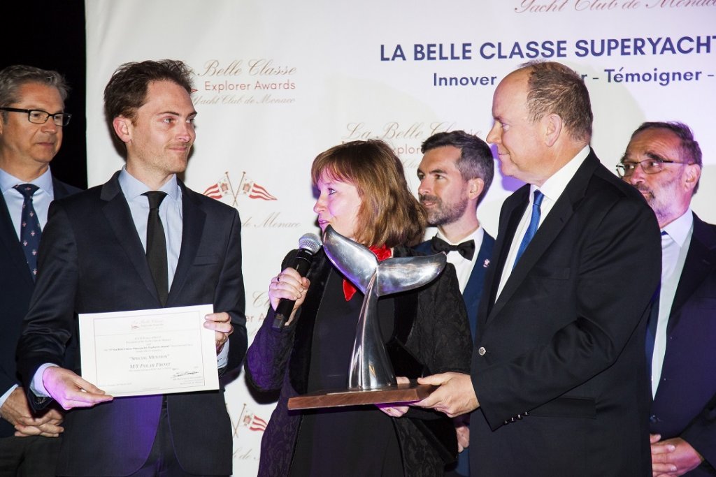 Yann Lebellec co-fondateur avec Sophie Galvagnon de Latitude Blanche (Marseille), tous deux capitaines de la Marine Marchande et spécialistes de la navigation dans les glaces, a reçu le trophée des mains de SAS le prince Albert II de Monaco © Sidney Guillemin