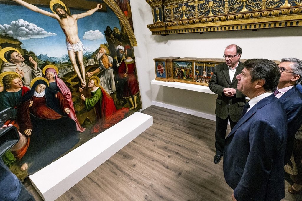 Christian Estrosi a dévoilé au Musée Masséna les différents éléments restaurés qui composent le retable de "La Crucifixion" de Louis Brea ©Ville de Nice