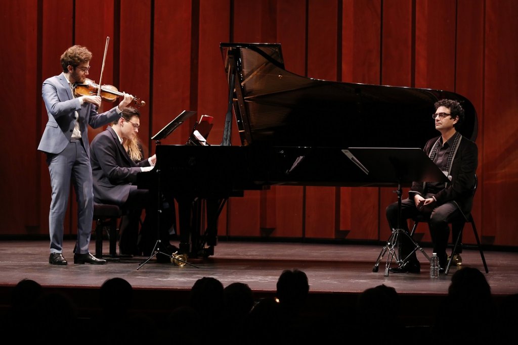 Rolando Villazón, récitant,  Emmanuel Tjeknavorian, violon, Maximilian Kromer, piano. (Photo Caroline Doutre) Rolando Villazón, récitant,  Emmanuel Tjeknavorian, violon, Maximilian Kromer, piano. (Photo Caroline Doutre)