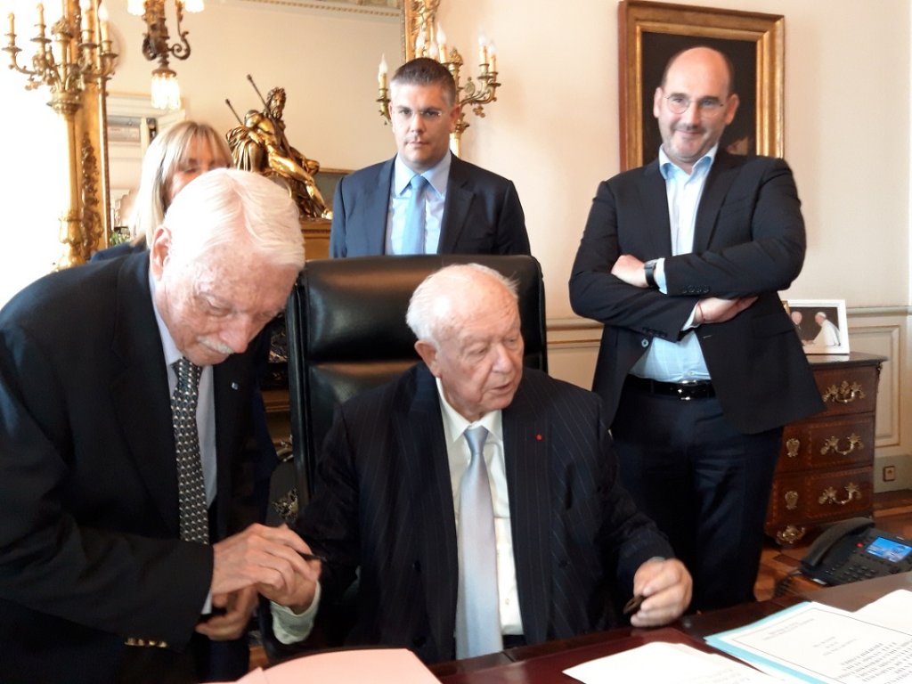 Signature de la convention: Jean-Claude Gaudin entouré d'Auguste Lafon et Didier Bertrand  (Photo Mireille Bianciotto) Signature de la convention: Jean-Claude Gaudin entouré d'Auguste Lafon et Didier Bertrand  (Photo Mireille Bianciotto)