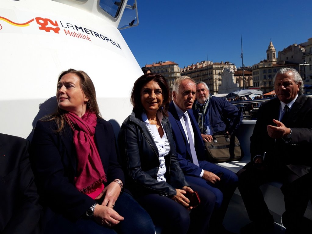 Martine Vassal à bord de la navette, à sa gauche Catherine Pila, Conseillère Municipale déléguée aux Édifices Cultuels, à sa droite Dominique Tian et Henri Jibrayel (Photo M.B.)