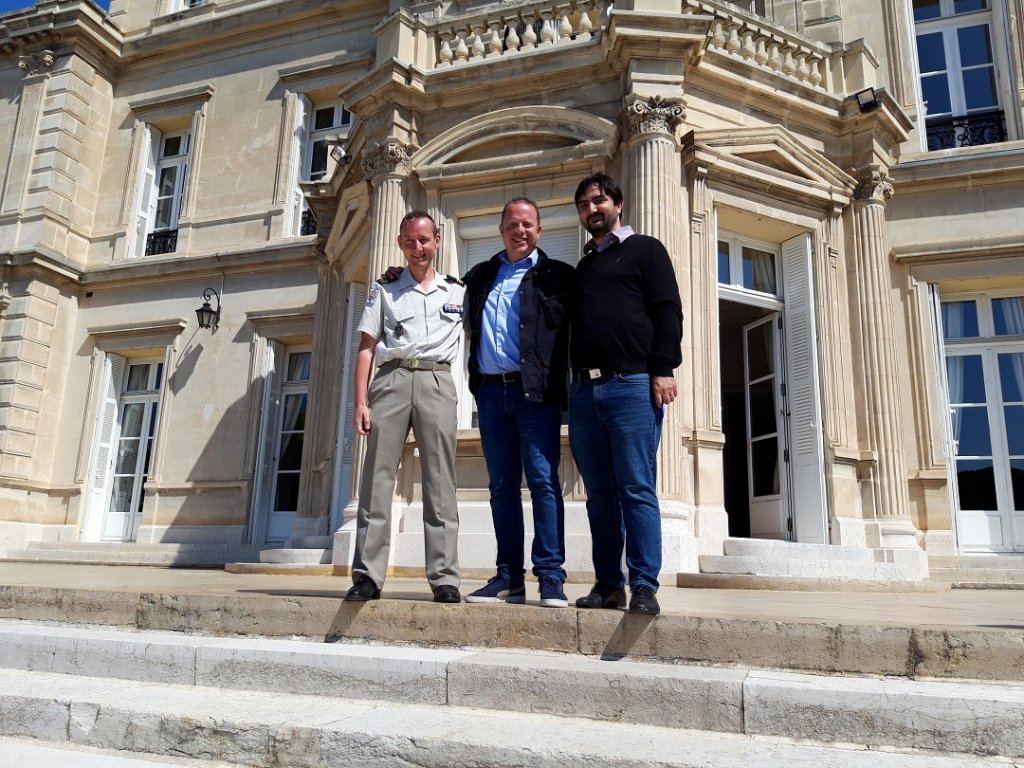 Stéphane Soto aux côtés du commandant Grégoire ont pris place devant le Château Saint-Victor qui accueillera le 19 septembre le Grand Opening de Medinsoft (Photo Mireille Bianciotto) Stéphane Soto aux côtés du commandant Grégoire ont pris place devant le Château Saint-Victor qui accueillera le 19 septembre le Grand Opening de Medinsoft (Photo Mireille Bianciotto)