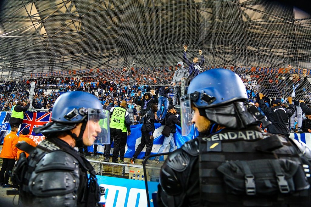 Deux gendarmes mobiles sont devant les supporters qui sont prêts à envahir le terrain (Photo Wallis.fr/Laurent Saccomano)