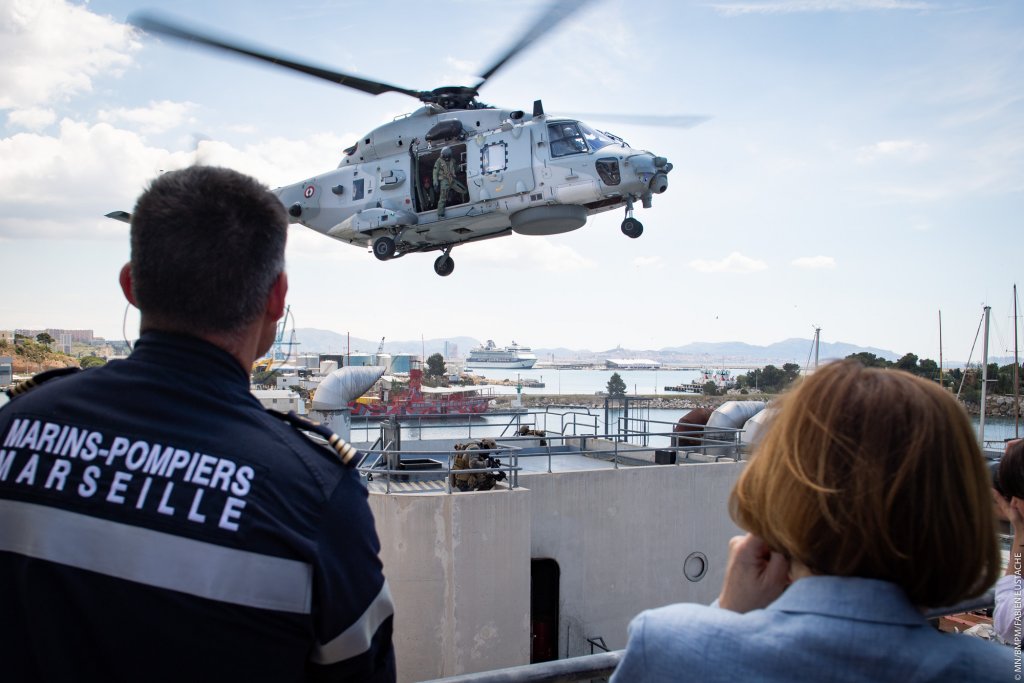 Démonstration de la Capinav avec le déploiement par corde lisse sur le simulateur feu de navire des marins-pompiers depuis un hélicoptère NH90 Démonstration de la Capinav avec le déploiement par corde lisse sur le simulateur feu de navire des marins-pompiers depuis un hélicoptère NH90