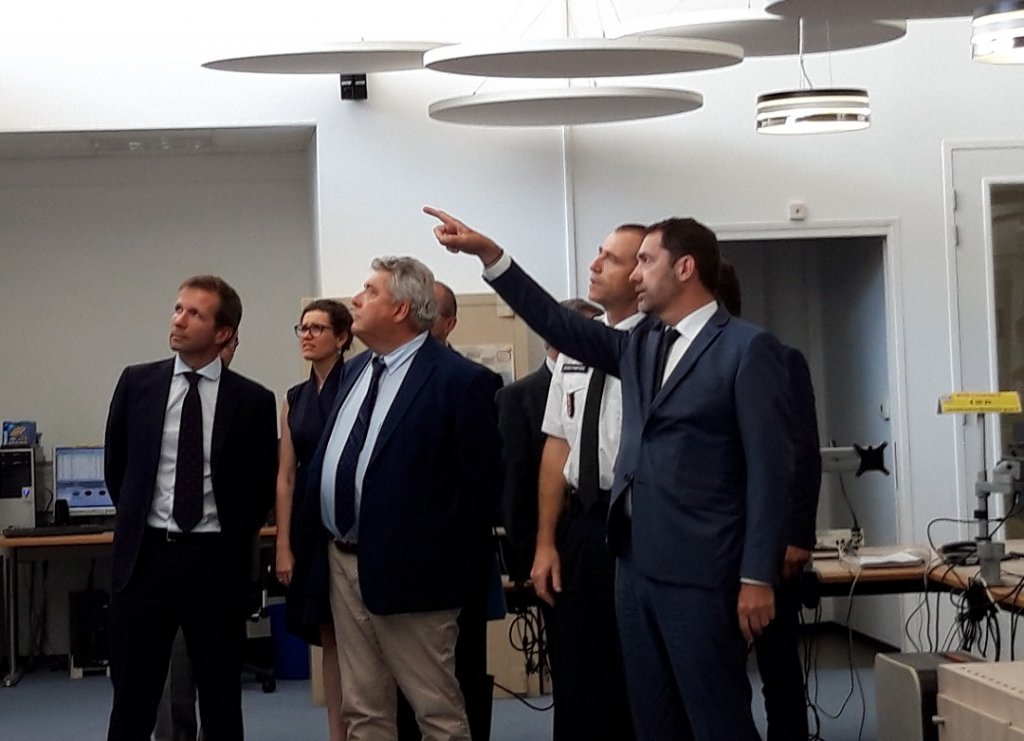 Christophe Castaner accompagné du préfet Pierre Dartout, dans la salle de commandement du Cezoc (Photo Mireille Bianciotto)