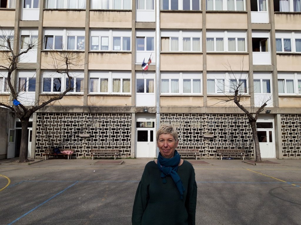 La directrice, Pascale Thérond, devant son école (Photo Mireille Bianciotto) La directrice, Pascale Thérond, devant son école (Photo Mireille Bianciotto)