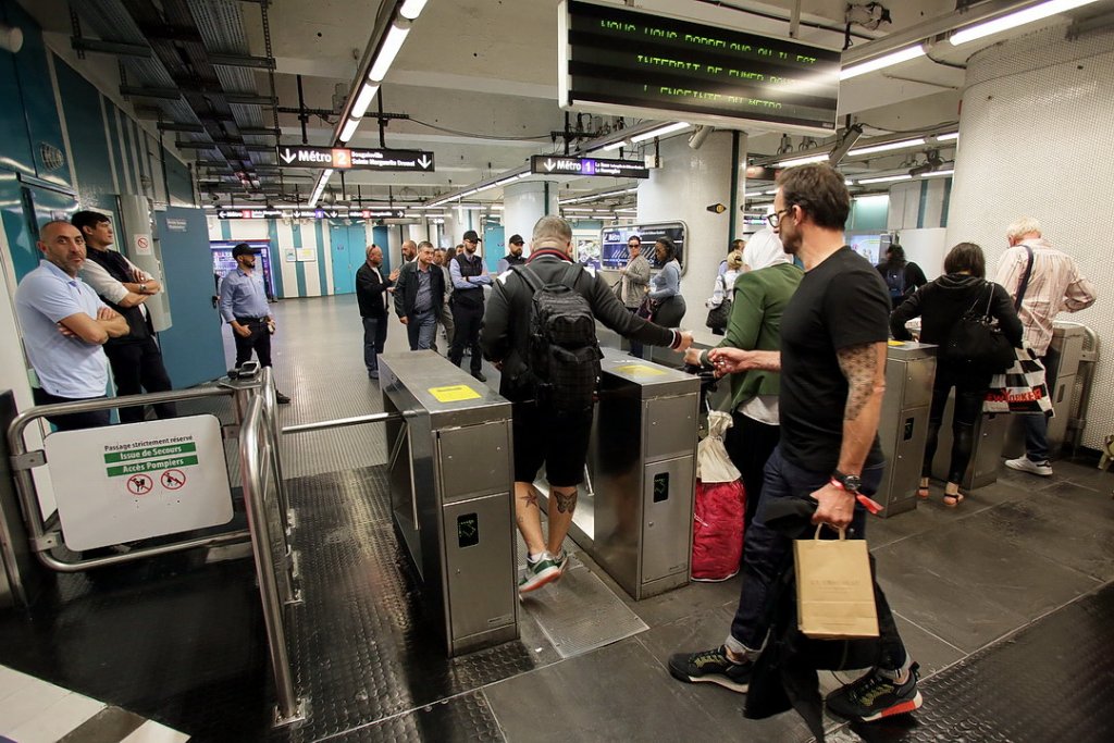 Lutte contre la fraude station de métro Saint-Charles (Photo Robert Poulain)