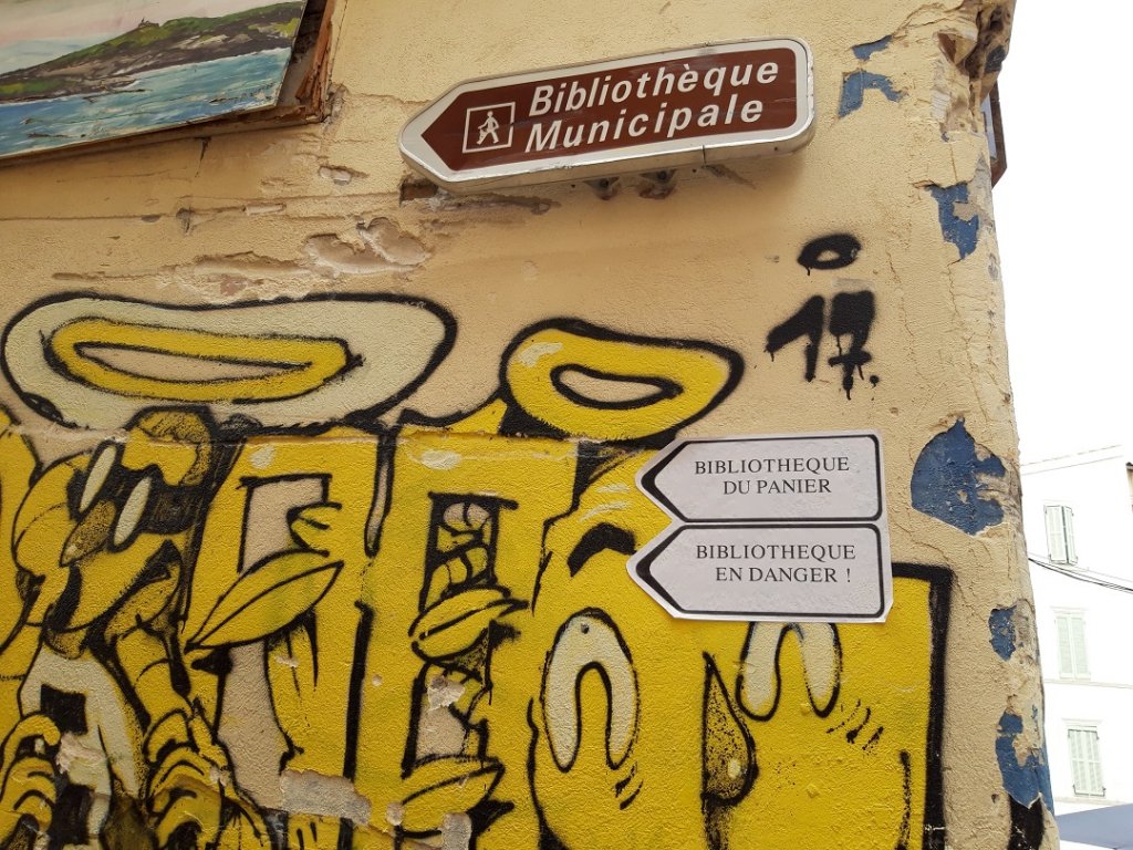 Des panneaux rappellent que les bibiothèques sont en danger à Marseille  (Photo Mireille Bianciotto)