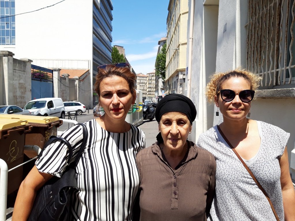 De gauche à droite les délogés Anaïs - Baya et Kaouther Ben Mohamed, co-fondatrice de l'association De gauche à droite les délogés Anaïs - Baya et Kaouther Ben Mohamed, co-fondatrice de l'association