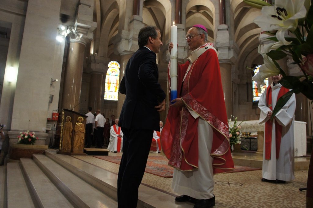 Le président de la CCIMP, Jean-Luc Chauvin, a remis à l'archevêque le cierge de cire blanche orné de l'écusson de Marseille (Photo D.P.-G.)