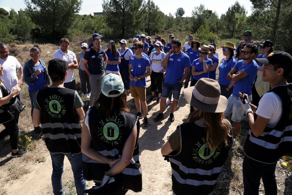 Fin prêts pour le ramassage de déchets dans la la garrigue avec l'association Fin prêts pour le ramassage de déchets dans la la garrigue avec l'association