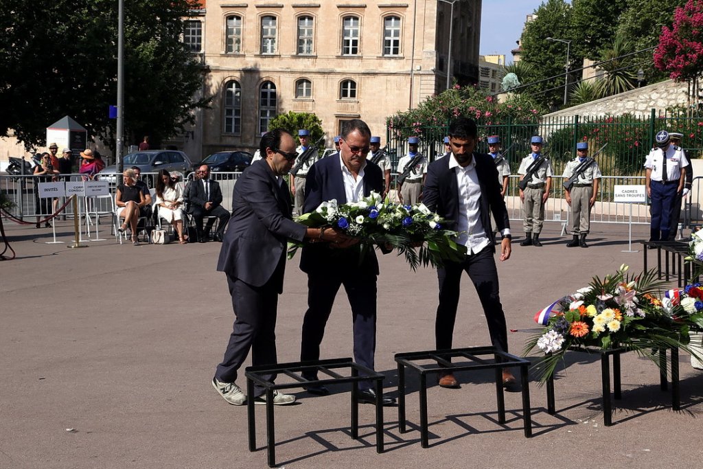 Dépôt de gerbe par le président du Crif Marseille-Povence Bruno Benjamin  (Photo Robert Poulain)