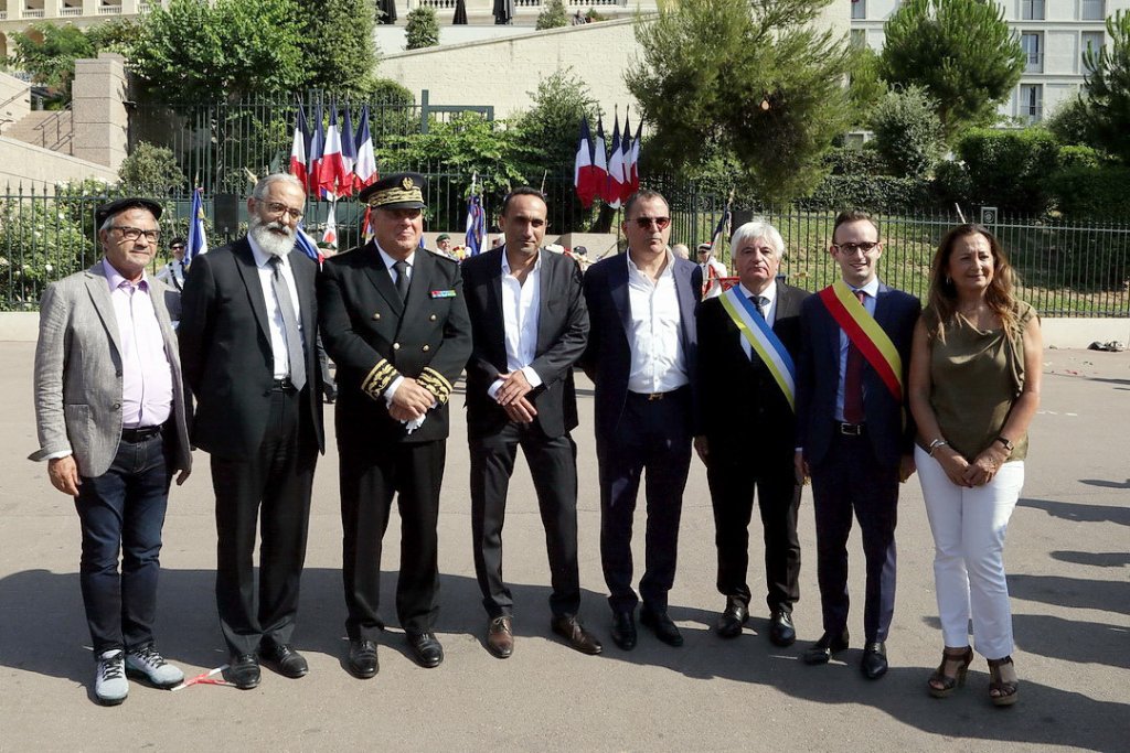 Le Préfet de Région entouré des représentants de la communauté juive et d'élus dont Ludovic Perney vice-président de la Région Sud (Photo Robert Poulain)