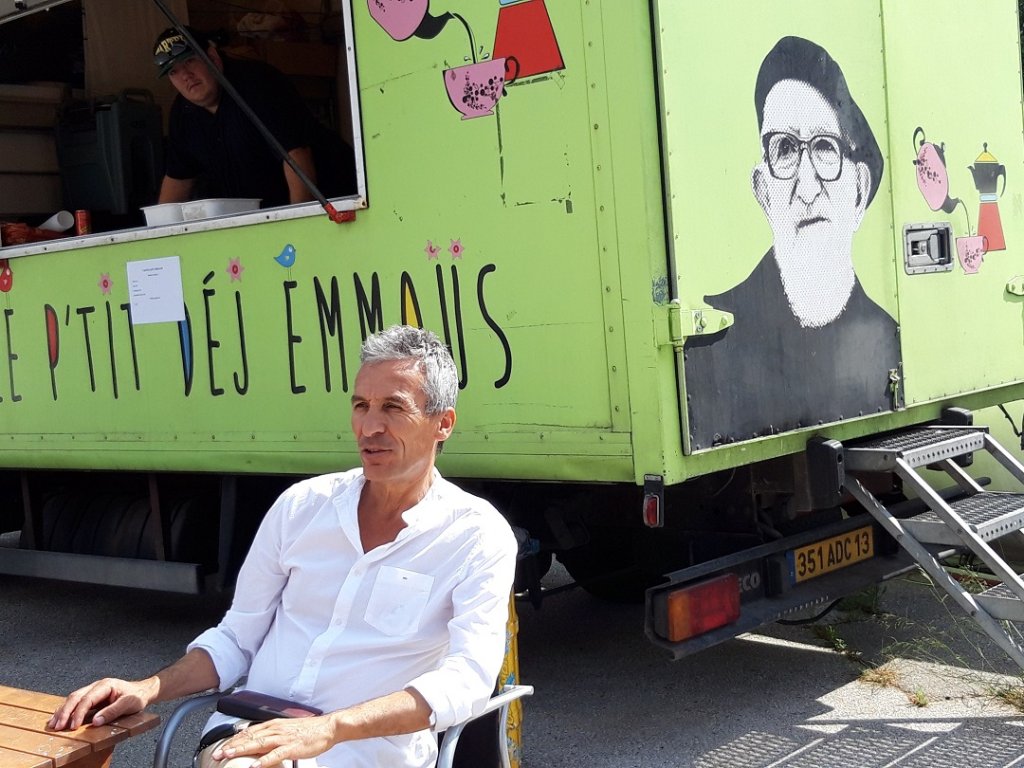 Kamel Fassatoui l’un des trois présidents bénévoles d’Emmaüs devant le camion 