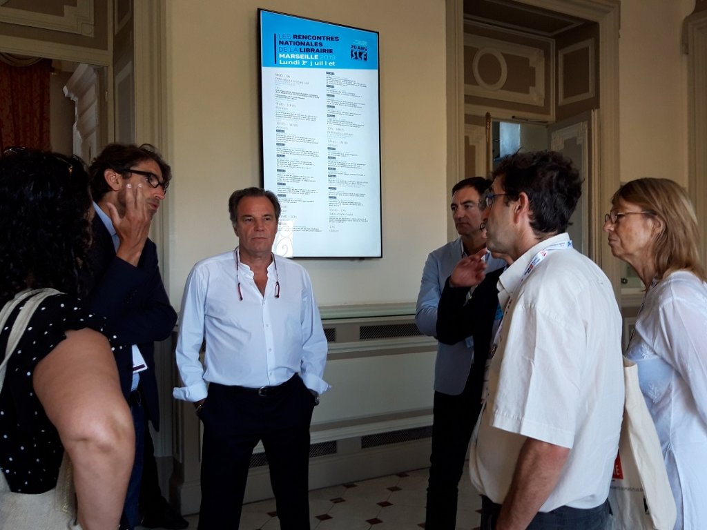 Renaud Muselier entouré d'éditeurs, de libraires et de représentants du SLF (Photo Mireille Bianciotto)