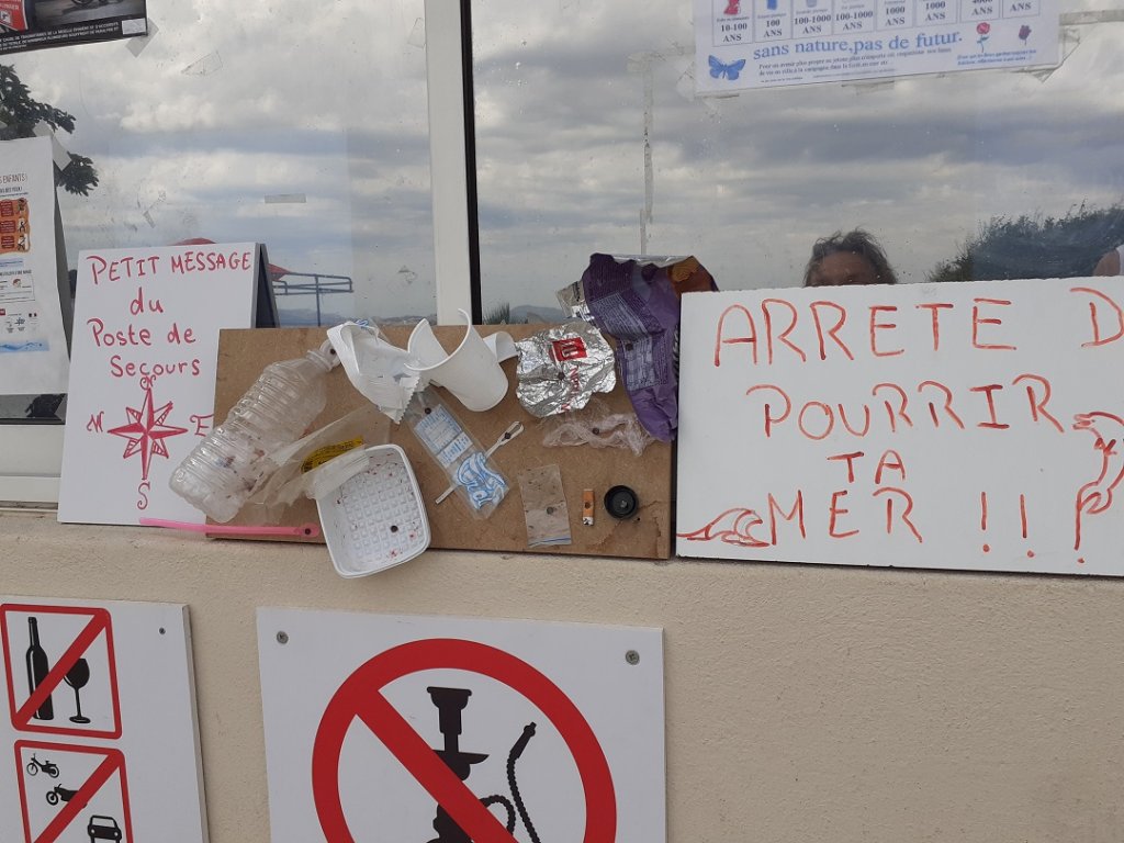 Le poste de secours fait aussi passer des messages (Photo Mireille Bianciotto)