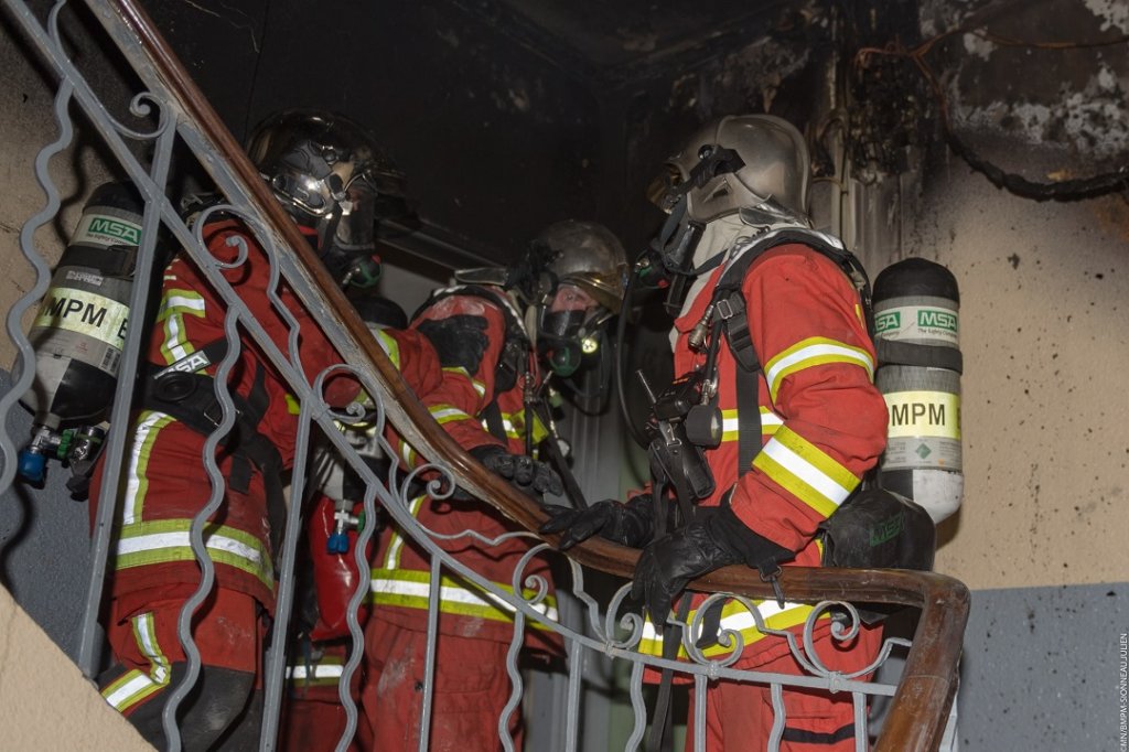 La cage d’escalier a été endommagée par les flammes et les fumées  (Photo BMPM/MT Julien Sionneau)