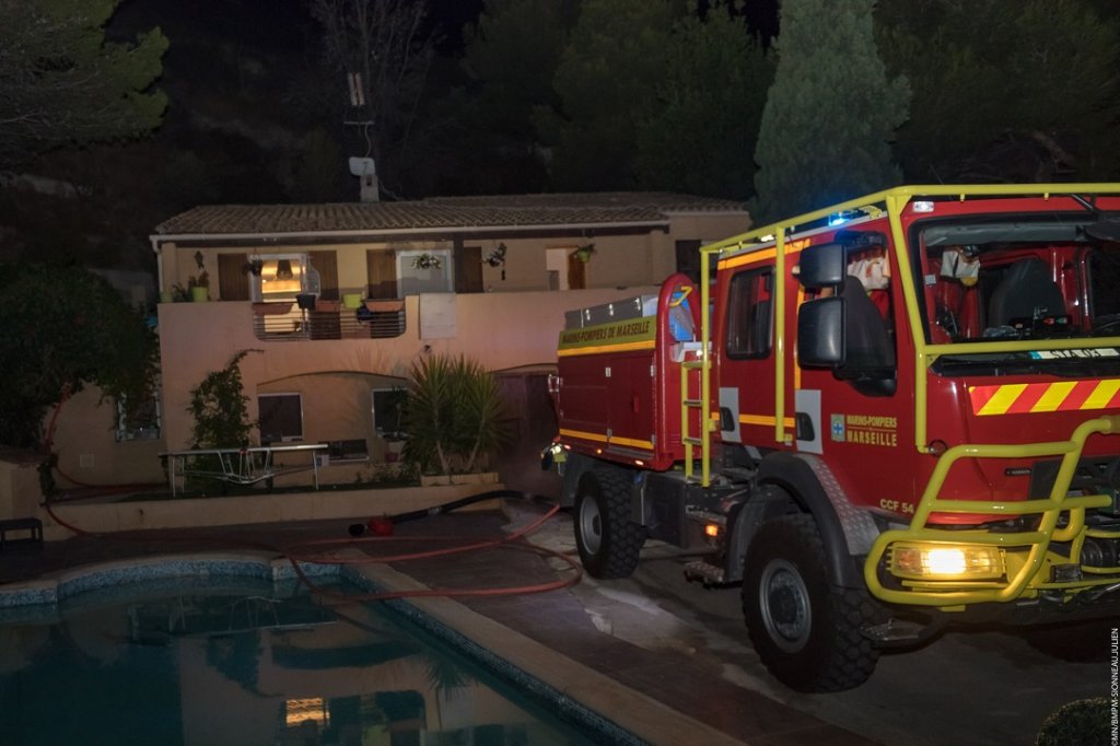 Priorité est donnée à la protection des villas situées à proximité du feu (Photo BMPM/MT Sionneau)