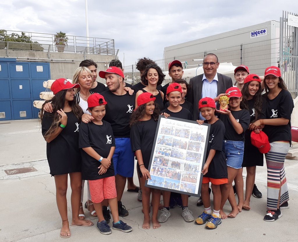 Les jeunes du Centre de loisirs de Corbières ont pris la pose le temps d'une photo avec Laurent Nuñez et la députée des Bouches-du-Rhône Claire Pitollat (Photo Mireille Bianciotto)