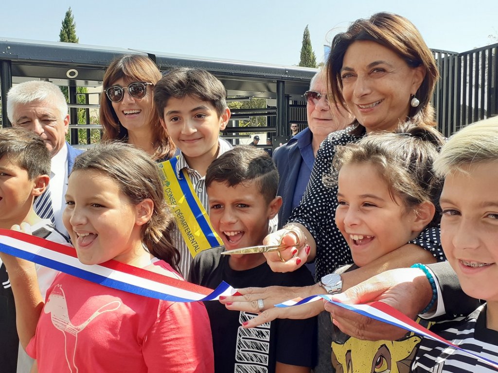 Martine Vassal avec à ses côtés Gérard Ruzé maires des 15e et 16e arrondissements de Marseille, des collégiens et un élu du Conseil départemental des jeunes, élève de l'établissement, a coupé le ruban inaugural du nouvel accès sécurisé du collège (Photo Mireille Bianciotto)