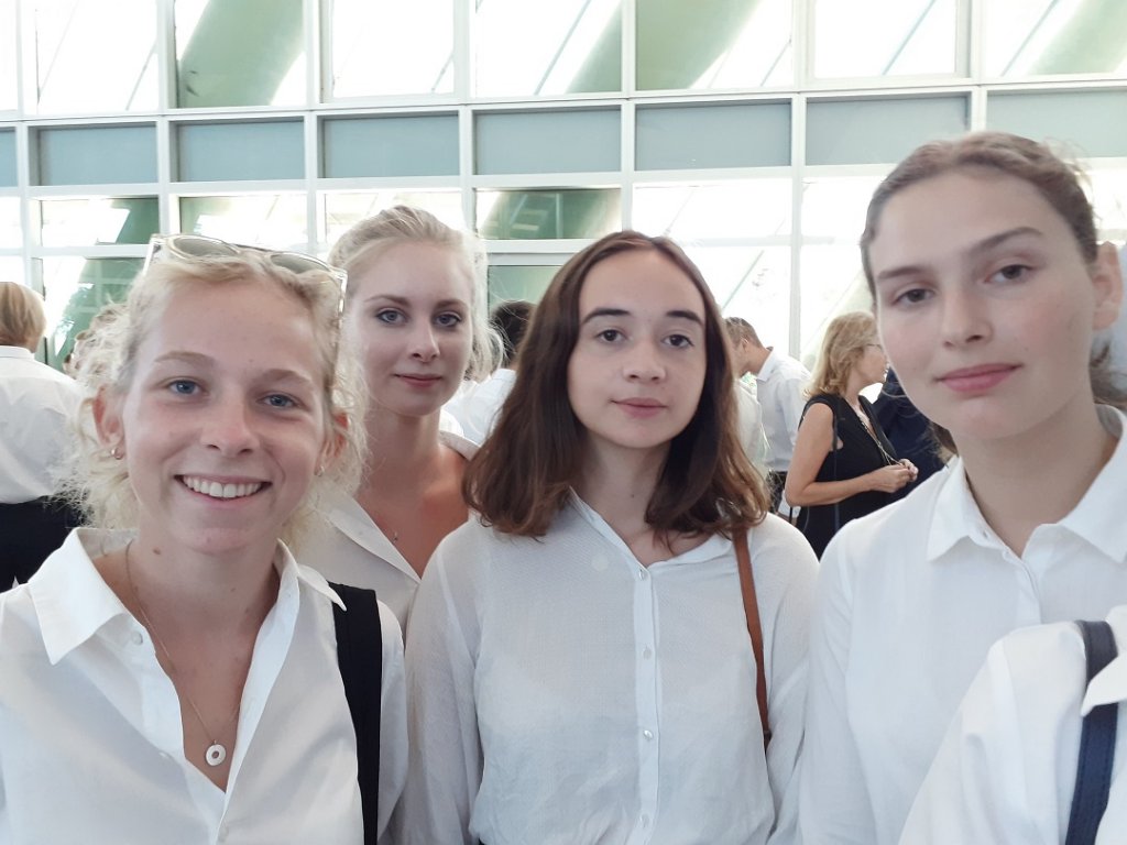 Les élèves-officiers de l’ENSM Marseille au féminin à droite Jeanne qui explique son choix (Photo Mireille Bianciotto) Les élèves-officiers de l’ENSM Marseille au féminin à droite Jeanne qui explique son choix (Photo Mireille Bianciotto)