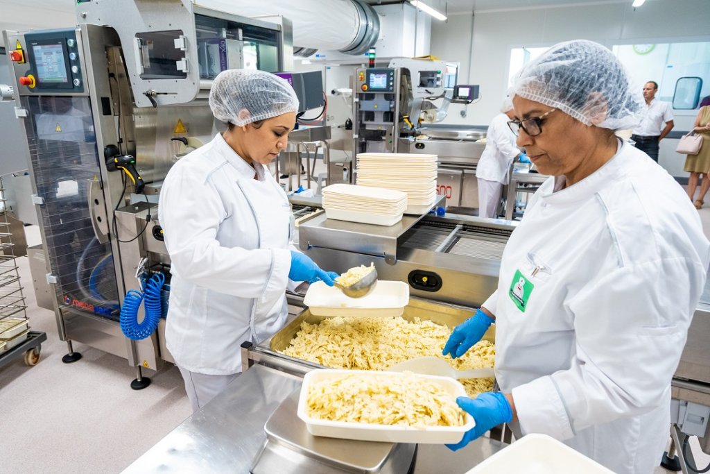 Nice devient la première cuisine centrale de cette envergure à mettre en œuvre une transition vers des cantines sans plastiques © ville de Nice