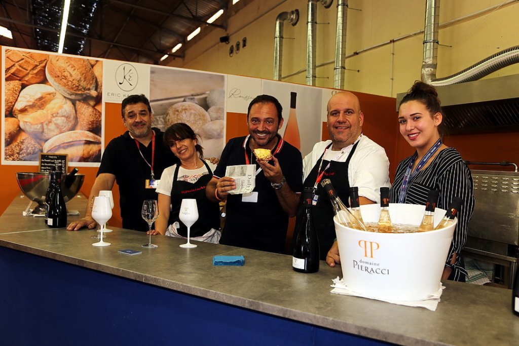 Marc Gimenez et Cyril Germain entourés d'une équipe de choc pour le meilleur de la gourmandise  (Photo Robert Poulain)