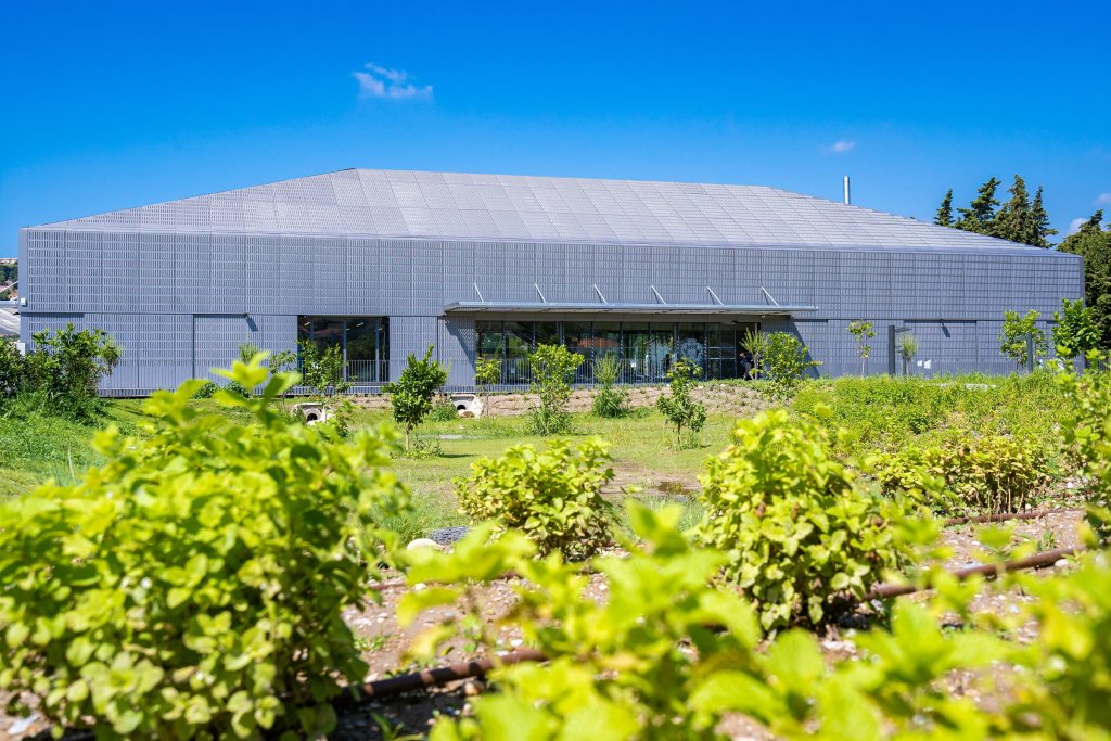 Positionnée au cœur de l’Eco-Vallée, cette nouvelle cuisine est implantée au sein d’un paysage végétalisé. © ville de Nice