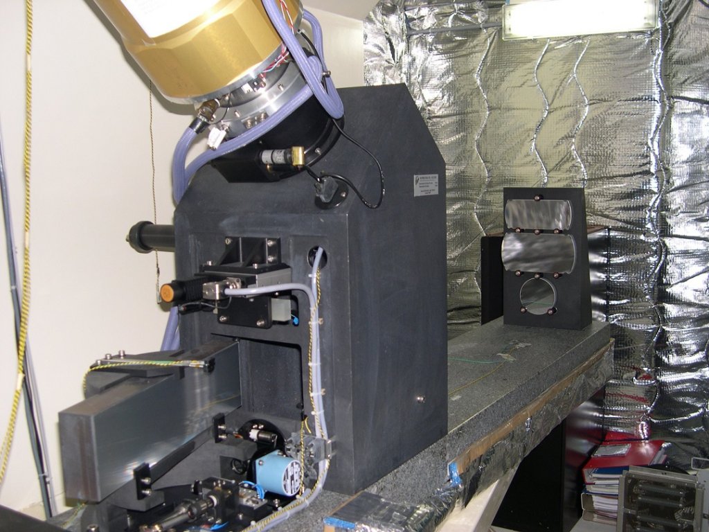 Le spectrographe Élodie, dans son local à température constante, sous la coupole du télescope de 1,93m à l’OHP. Au premier plan, en bas à gauche, on voit le réseau qui disperse la lumière amenée depuis le télescope au moyen d’une fibre optique. L’ensemble repose sur un bloc de marbre qui assure la stabilité mécanique. (Photo Michel Marcelin)