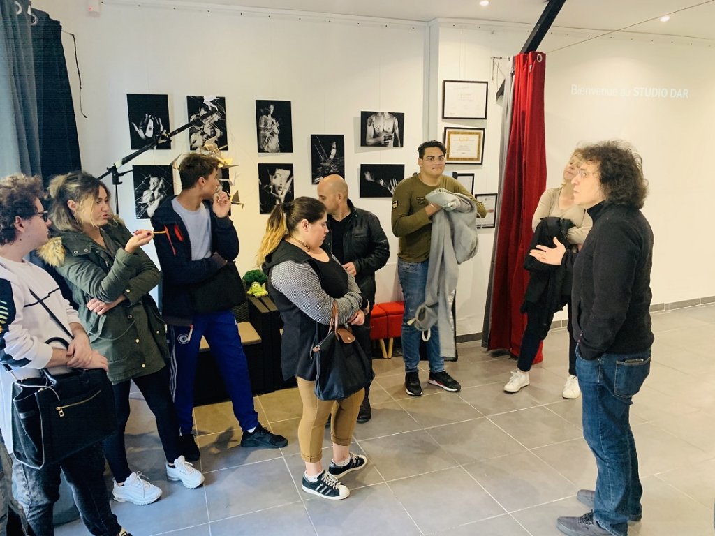 Les jeunes accueillis par les artisans qui racontent leur métier (Photo CMAR PACA)