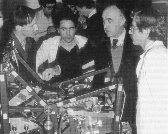 Georges Courtès, directeur du LAS, montre la VWFC (Very Wide Field Camera) à deux astronautes qui vont l’utiliser dans l’espace. Sur cette image, les deux astronautes sont de part et d’autre de l’instrument et la deuxième personne en partant de la gauche est un ingénieur opticien du LAS (Michel Duban). Cliché LAS/CNRS.