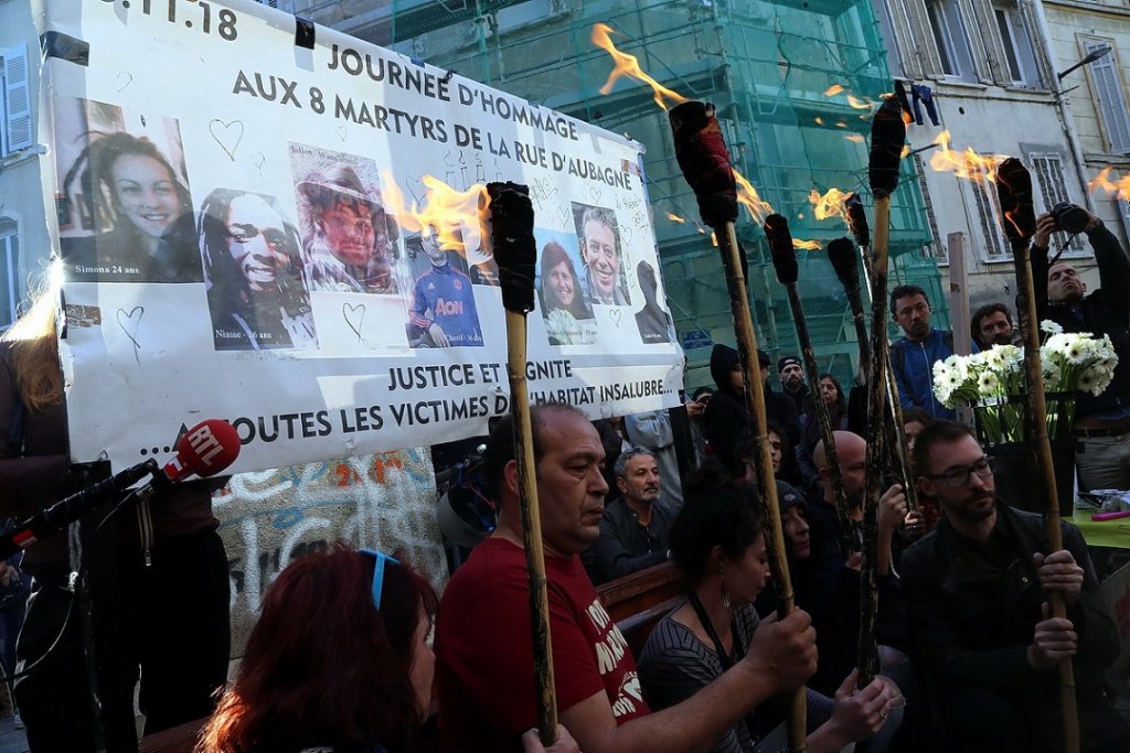 Huit flambeaux s’enflamment en hommage aux victimes (Photo Robert Poulain)